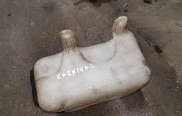 KIA Carnival Windshield washer fluid reservoir/tank