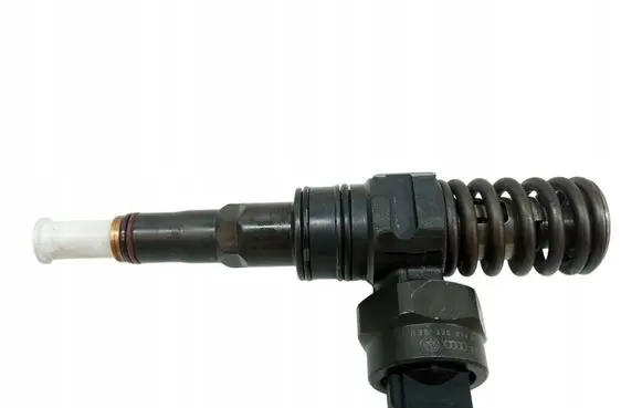 Volkswagen Golf IV Fuel injector 038130073J