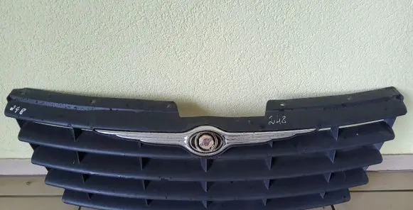 Chrysler Town & Country IV Front bumper upper radiator grill