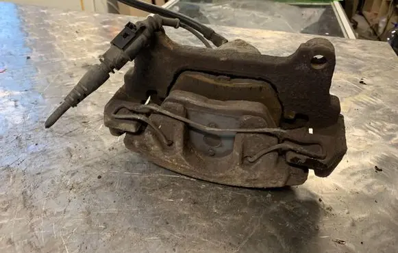 Volkswagen PASSAT B6 Front brake caliper