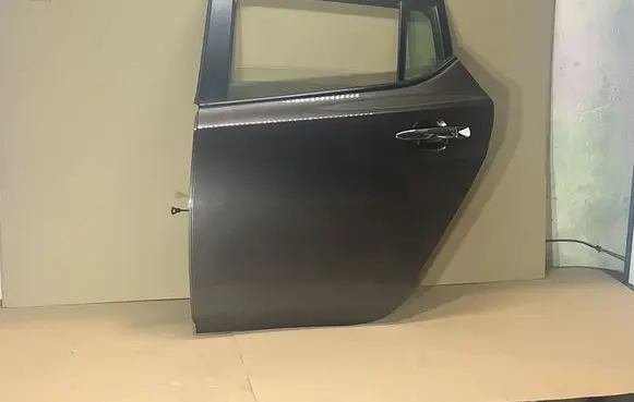 Nissan Leaf II (ZE1) Rear door