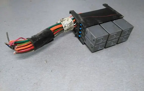 Cadillac STS Seville Relay mounting block 12088567