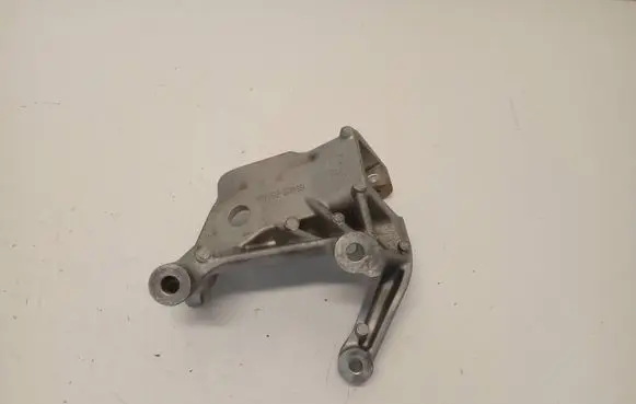Engine mounting bracket
