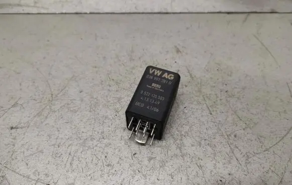 Volkswagen PASSAT B6 Glow plug pre-heat relay 038907281B 0522120503
