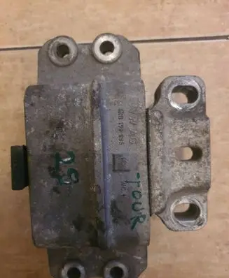 Volkswagen Touran I Engine mount bracket 1K0199555