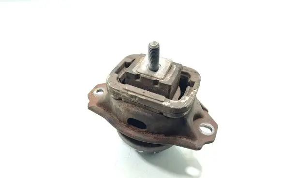 Land Rover Discovery 3 - LR3 Engine mount bracket KKB500441G