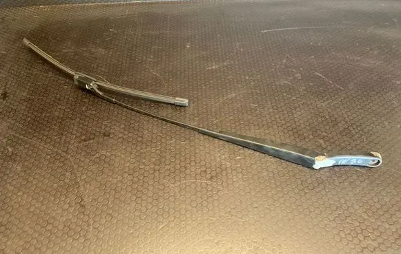 Volkswagen PASSAT B6 Windshield/front glass wiper blade 301955410B