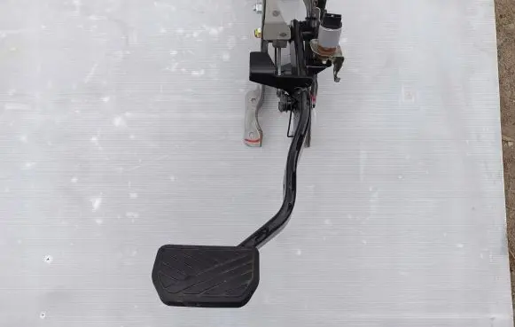 Suzuki Vitara (LY) Brake pedal