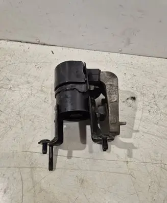 Toyota RAV 4 (XA50) Engine mount bracket