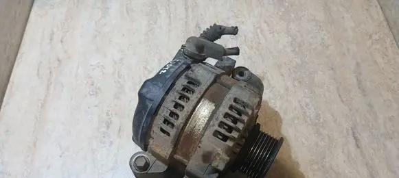 Toyota Avensis T270 Generator/alternator 