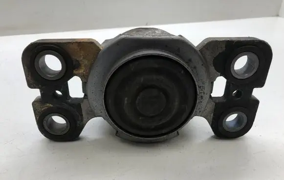Volvo S80 Engine mount bracket