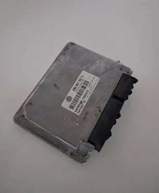 Volkswagen PASSAT B5 Engine control unit/module 3B0907557C 5WP4332