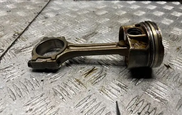 Nissan Qashqai Piston with connecting rod 1DAA