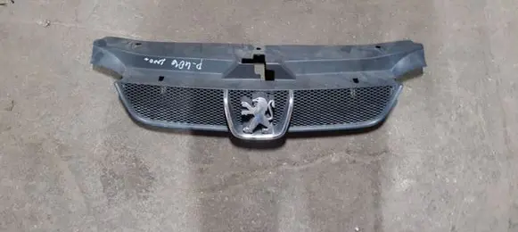 Peugeot 406 Front bumper upper radiator grill 9631250277