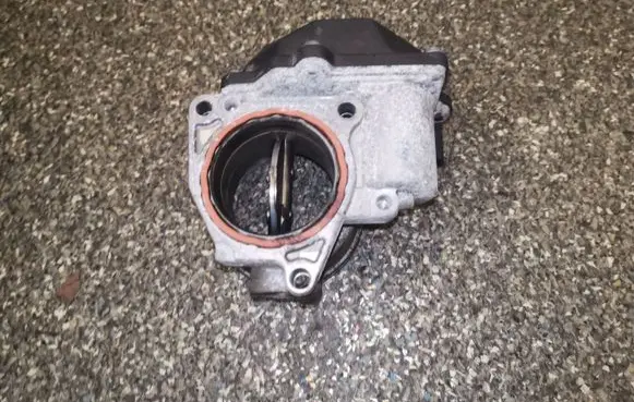Volkswagen Golf V Throttle valve 03G128063G