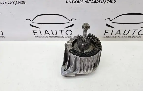 Mercedes-Benz C W204 Engine mount bracket