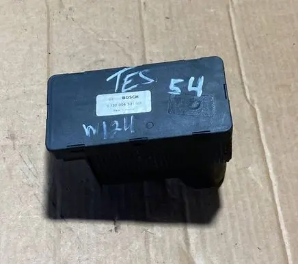 Mercedes-Benz E W124 Central locking vacuum pump 0132006331 1248000948