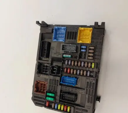 Peugeot 3008 II Fuse module 9830813080