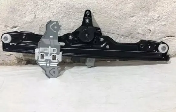 Nissan Qashqai Front door window regulator with motor 