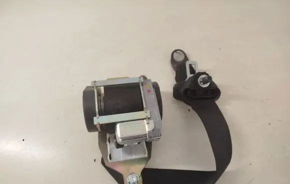 Rear seatbelt