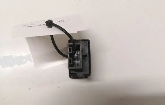 Nissan Primera Electric window control switch 2122Z