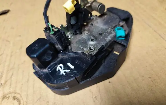 Chrysler 300 - 300C Front door lock