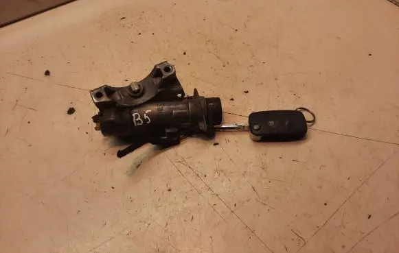 Volkswagen PASSAT B5 Ignition lock 4B0905851