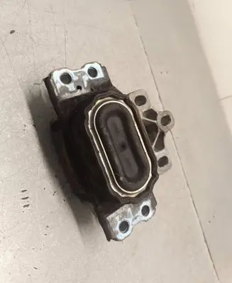 Audi Q3 8U Engine mount bracket