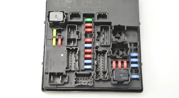 Nissan Juke I F15 Fuse module 284B71KJ0J