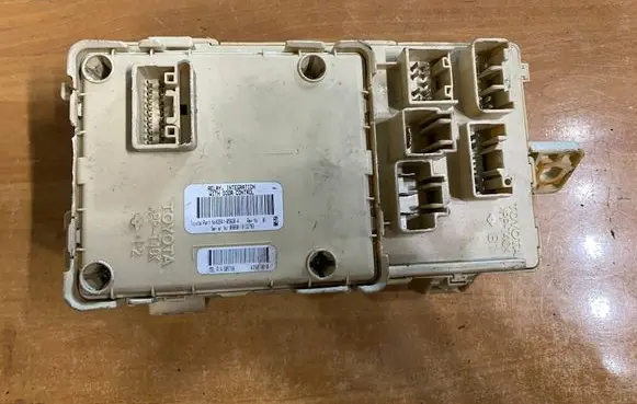 Toyota Avensis T250 Fuse module 8264105020A 06090118132703