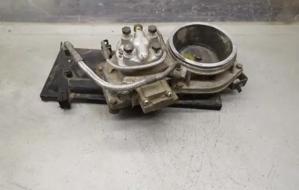 Audi 80 90 B3 Fuel distributor 0438121011 026133353 0438101005