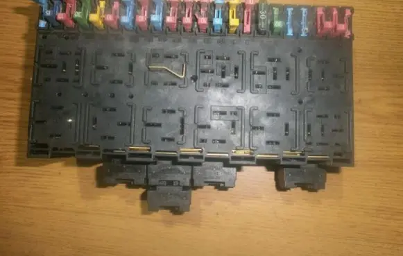 Volkswagen Golf III Fuse box set 357937039