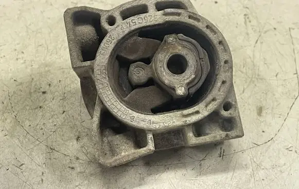 Mercedes-Benz B W245 Engine mount bracket A1692401018