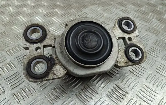 Volvo XC60 Engine mount bracket