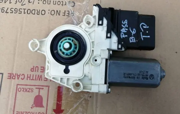Volkswagen PASSAT B6 Rear door window regulator motor