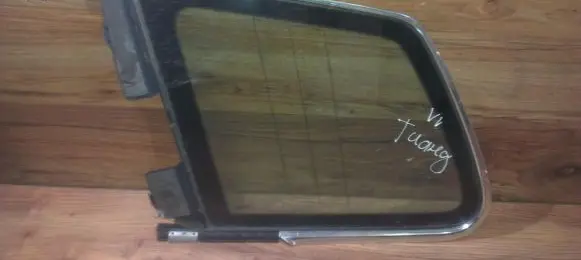 Volkswagen Touareg I Rear side window