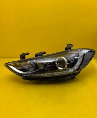 Hyundai Elantra VI Headlight/headlamp 92102F2