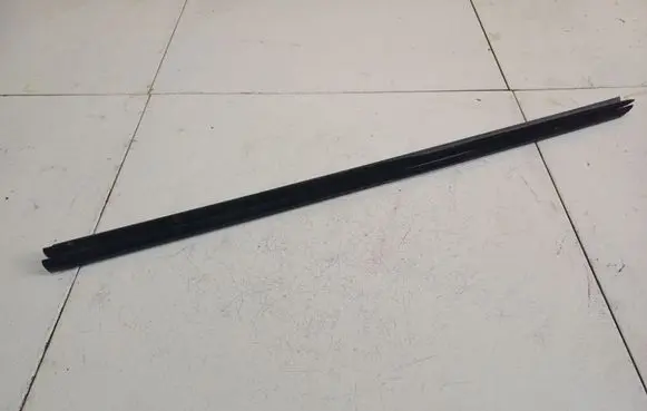 Skoda Superb B6 (3T) Front door glass trim molding 3t0837479 3t0.837.479