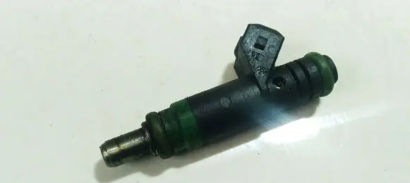 Ford Focus Fuel injector x337q10251 9f593