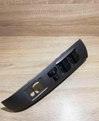 Toyota Prius (XW20) Electric window control switch 8482047011