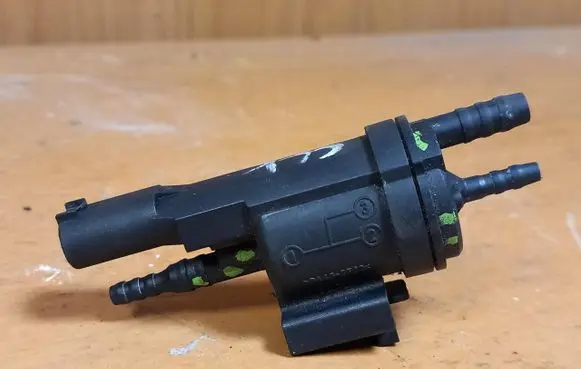 Mercedes-Benz E W212 Valve vacuum 0025401497