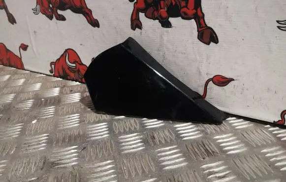 Rear fender molding trim