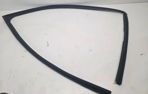 Nissan Qashqai J12 Rubber seal front door window/glass 803306UA0A