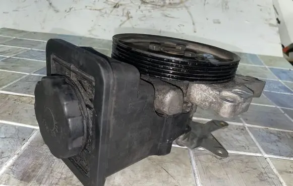 BMW 5 E39 Power steering pump 32412247599