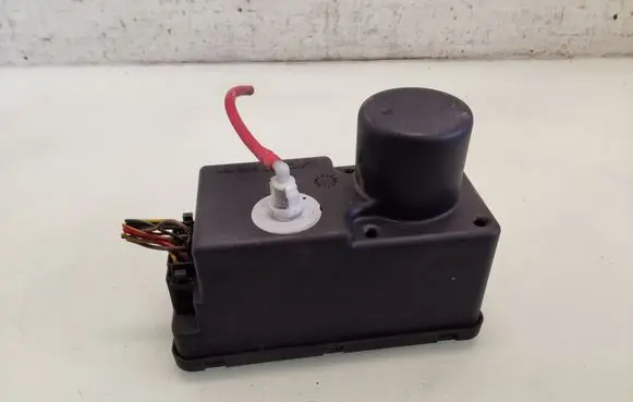 Volkswagen PASSAT B4 Central locking vacuum pump 1H0962257G