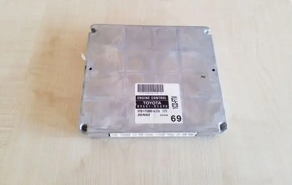 Toyota Avensis T250 Engine control unit/module 8966105690