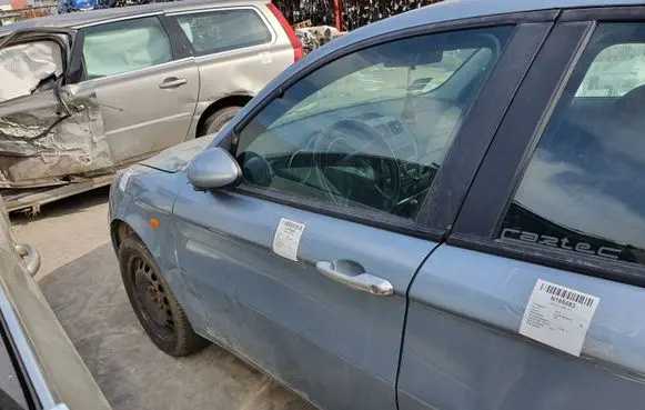 Alfa Romeo 147 Front door