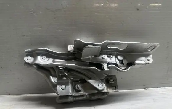 Engine bonnet/hood hinges
