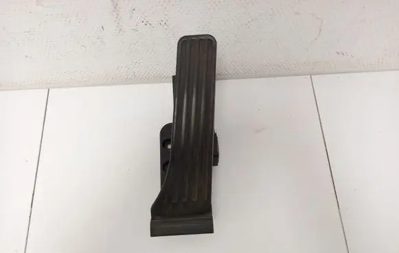 Mercedes-Benz E W212 Accelerator throttle pedal A2043000004