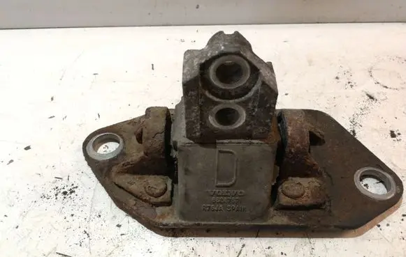 Volvo V70 Engine mount bracket 8624757